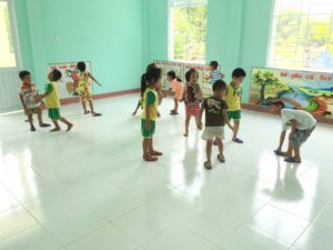 kids-playing-in-new-classroom